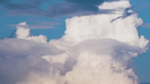 Timelapse of white puffy cumulus clouds forming on summer blue sky. Moving and Stock-Footage 171640413