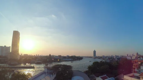 Timelapse wide angle of sunset on busy river in Bangkok 스톡 동영상 230011426