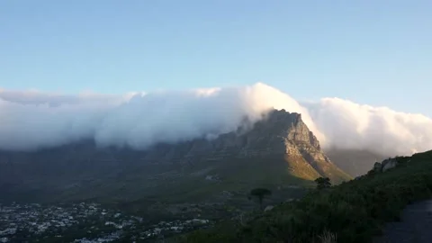 Timelapse wide shot of clouds rolling over Table Mountain in Capetown Vidéo 131910909