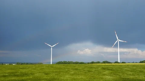 Timelapse - Wind Turbines under a partly cloudy sky Видео 109478030