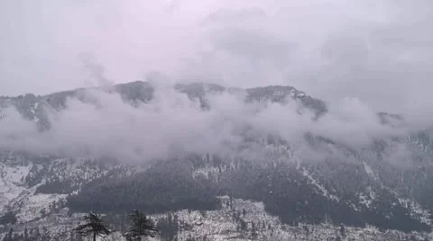 Timelapse of winter cloud build upinfront of mountain Video stock 10821165
