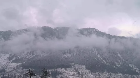 Timelapse of winter cloud build upinfront of mountain Video stock 10821370