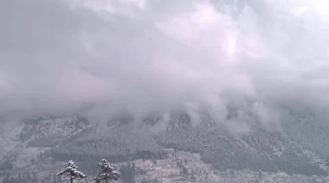 Timelapse of winter cloud build upinfront of mountain Video stock 10821516