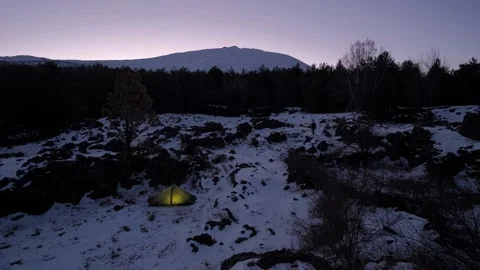 Timelapse winter wild camp  Sicily snow Etna Park hiker walking away a tent Vídeos de archivo 146814897