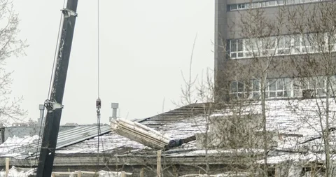 Timelapse of the work and the construction of a new roof 動画素材 129654026