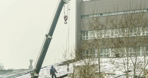 Timelapse of the work and the construction of a new roof 動画素材 129654071