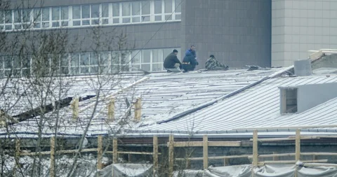 Timelapse of the work and the construction of a new roof 動画素材 129654125