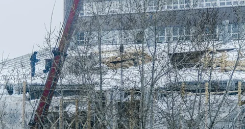 Timelapse of the work and the construction of a new roof 動画素材 129654212