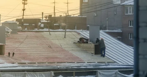 Timelapse of the work and the construction of a new roof 動画素材 129654409