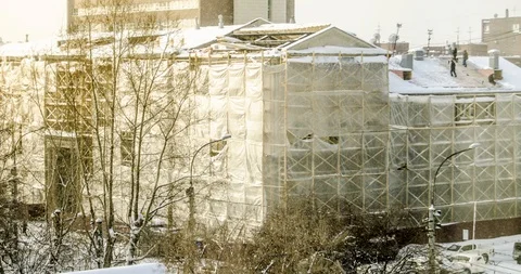 Timelapse of the work and the construction of a new roof 動画素材 129654411