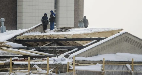Timelapse of the work and the construction of a new roof 動画素材 129654452
