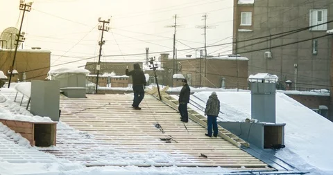 Timelapse of the work and the construction of a new roof 動画素材 129654502
