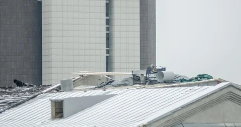 Timelapse of the work and the construction of a new roof 動画素材 129654555