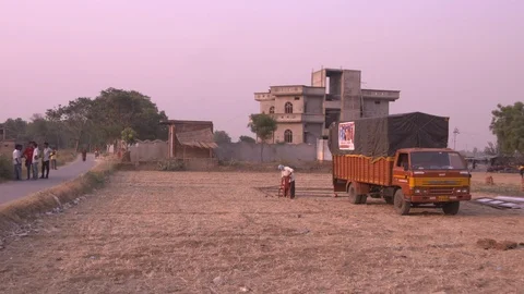 Timelapse of workers setting up a Cinema Screen in an Indian Village on Sony FS7 動画素材 90856414
