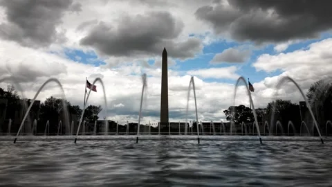 TIMELAPSE OF WORLD WAR 2 MEMORIAL &amp; WASHINGTON MONUMENT IN WASHINGTON, D.C. Stockbeeldmateriaal 240658038