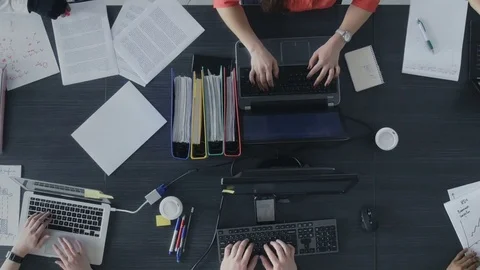 Timelapse of young workers typing and analyzing the data 動画素材 73907321