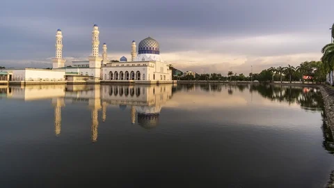 Timelapse:Reflection of beautiful sunset over Likas Mosque.Motion tilt up. Stock Footage 91636309