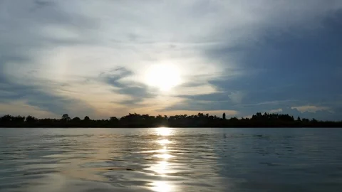 TimelapseTimelapse of lake with cloud sunset Stockbeeldmateriaal 92055450