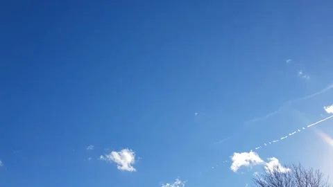 Timeleapse clouds on a blue sky, fast Stock-Footage 130880591