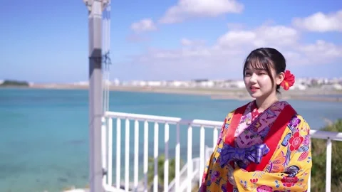 Timeless Grace: Ryuso-Clad Woman's Seaside Stroll in Slow Motion Vidéo 278378385