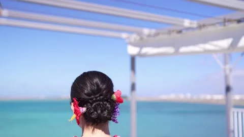 Timeless Grace: Ryuso-Clad Woman's Seaside Stroll in Slow Motion Видео 278378495