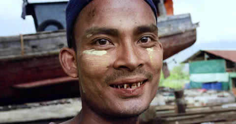 Timeless portrait of a real unique authentic Asian Myanmar wood boat carpenter. 스톡 동영상 201093886