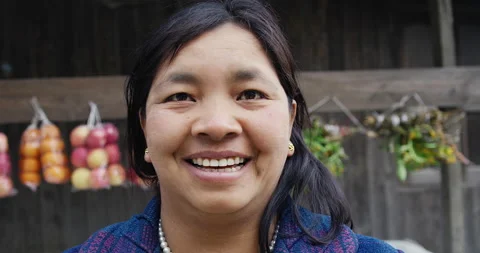 Timeless portrait of a real unique authentic Asian Myanmar shop trader woman in Vídeo Stock 201095500