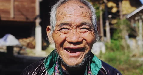 Timeless portrait of a real unique authentic Asian Chinese village man, rice far Vídeo Stock 201095964