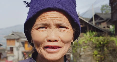 Timeless portrait of a real unique authentic Asian Chinese village woman of Tung Vídeos de archivo 201096957
