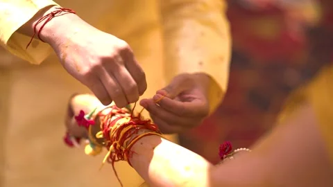 Timeless Ritual: The Art of Thread Binding in Indian Weddings 库存影片 337622702