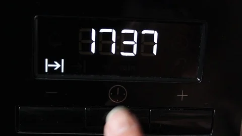 Timer setting, kitchen cooker Stock Footage 111762961