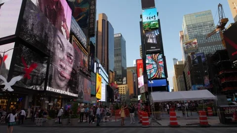 Times Square Busy Commercial Intersection with Illuminated Billboards Video stock 337513620
