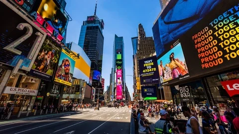 Hãy tưởng tượng một ngôi đền sáng rực giữa đại lộ sầm uất Times Square, với những đèn neon sáng lấp lánh ban ngày lẫn đêm. Bạn sẽ cảm nhận được sức sống của thành phố không bao giờ ngủ yên.