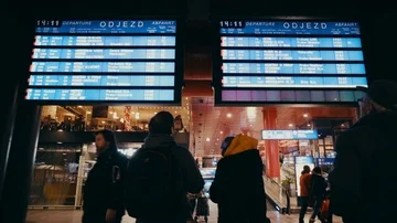 Timetable at a railway station timelapse Stock Footage 85435172
