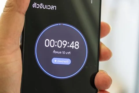 Timing a task efficiently smartphone countdown indoor setting digital conte.. 스톡 사진
