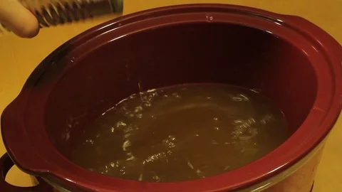 Timlapse of adding ingredients to a slow cooker crock pot Vídeo Stock 92482302