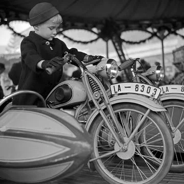 Timm erlebt den Weihnachtsmarkt Ein kleiner Junge auf dem Motorrad eines K... Stock Photos