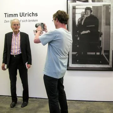 Timm Ulrichs in seiner Ausstellung Den Blitz auf sich lenken in der Galeri... Stock Photos