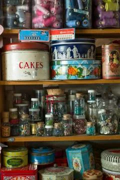 Tin Cans and Jars of Thread, Beads, and Buttons Foto stock