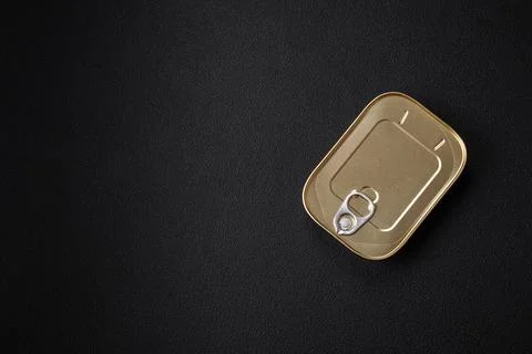 Tin or aluminum rectangular can of canned food with a key Stockfoto's