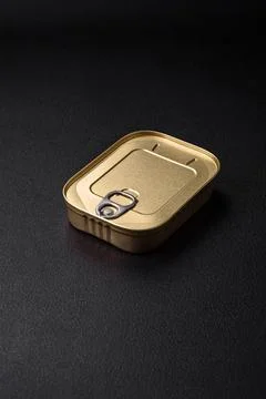 Tin or aluminum rectangular can of canned food with a key Stockfoto's