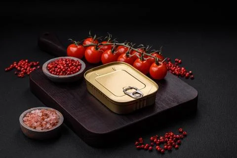 Tin or aluminum rectangular can of canned food with a key Stockfoto's