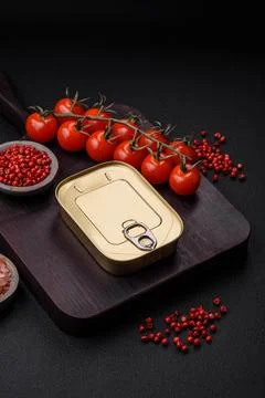 Tin or aluminum rectangular can of canned food with a key Stockfoto's