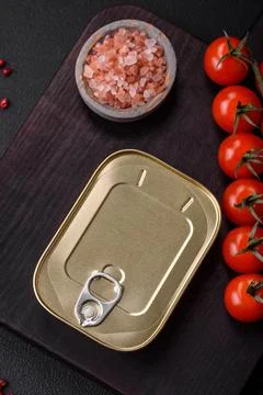 Tin or aluminum rectangular can of canned food with a key Stockfoto's