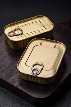 Tin or aluminum rectangular can of canned food with a key Stockfoto's