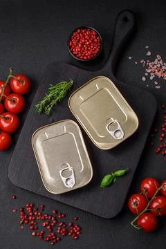 Tin or aluminum rectangular can of canned food with a key Stockfoto's