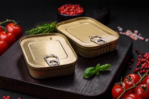 Tin or aluminum rectangular can of canned food with a key Stockfoto's