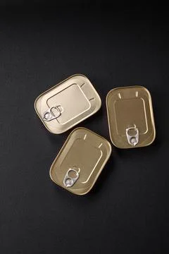 Tin or aluminum rectangular can of canned food with a key Stockfoto's