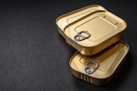 Tin or aluminum rectangular can of canned food with a key Stockfoto's