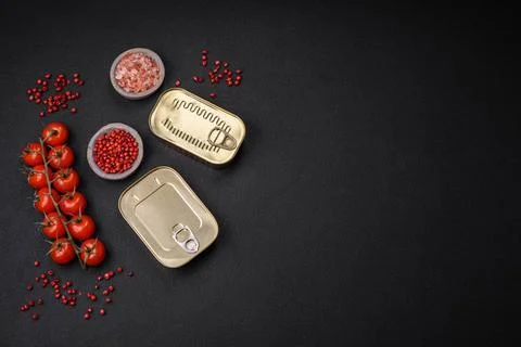 Tin or aluminum rectangular can of canned food with a key Tin or aluminum ... Stockfoto's